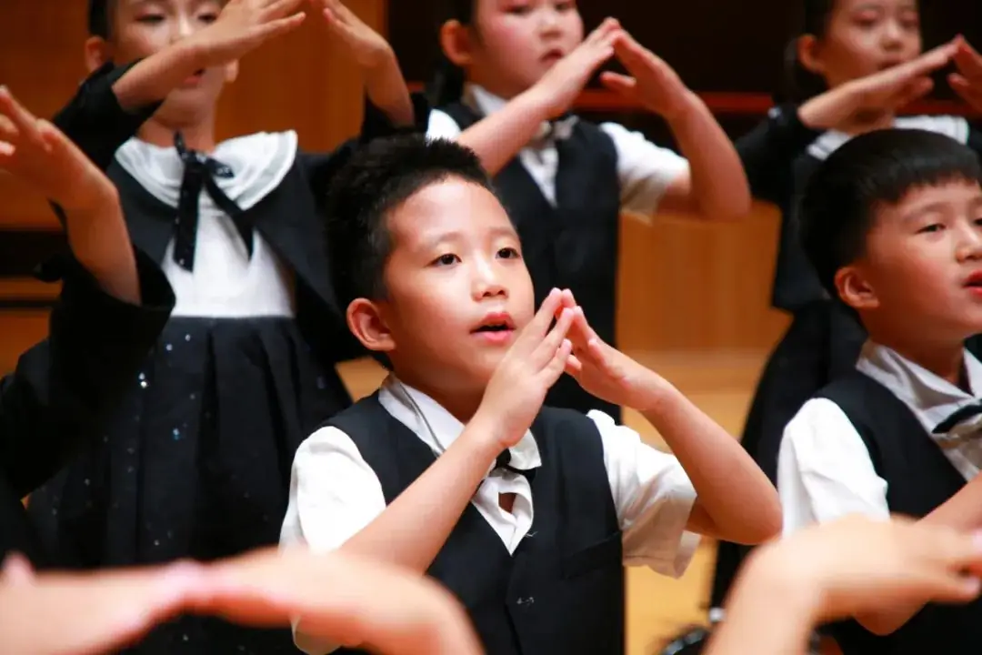 灯市口小学举行“逐光前行 扬帆远航”金帆合唱团二十周年专场音乐会暨灯市口小学建校160周年素质教育成果展示活动 第36张 灯市口小学举行“逐光前行 扬帆远航”金帆合唱团二十周年专场音乐会暨灯市口小学建校160周年素质教育成果展示活动 第36张