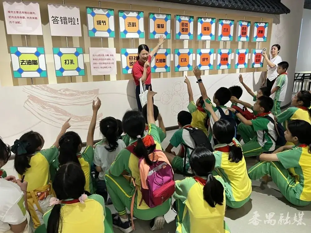 近距离接触腊味制作过程 番禺区沙湾中心小学家委会引导学生认识非物质文化遗产 第5张 近距离接触腊味制作过程 番禺区沙湾中心小学家委会引导学生认识非物质文化遗产 第5张