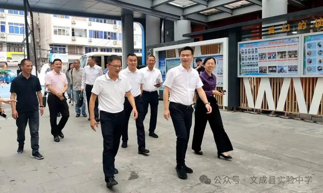 县长杨德听到实验中学检查指导中考考点工作 第1张 县长杨德听到实验中学检查指导中考考点工作 第1张