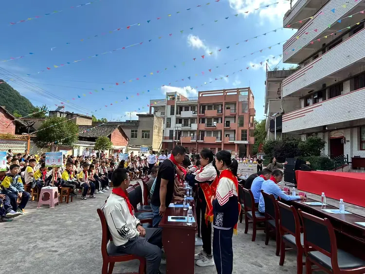 红领巾·爱祖国——惠水县芦山中心小学庆祝“六·一”儿童节文艺汇演暨新队员入队仪式 第5张 红领巾·爱祖国——惠水县芦山中心小学庆祝“六·一”儿童节文艺汇演暨新队员入队仪式 第5张