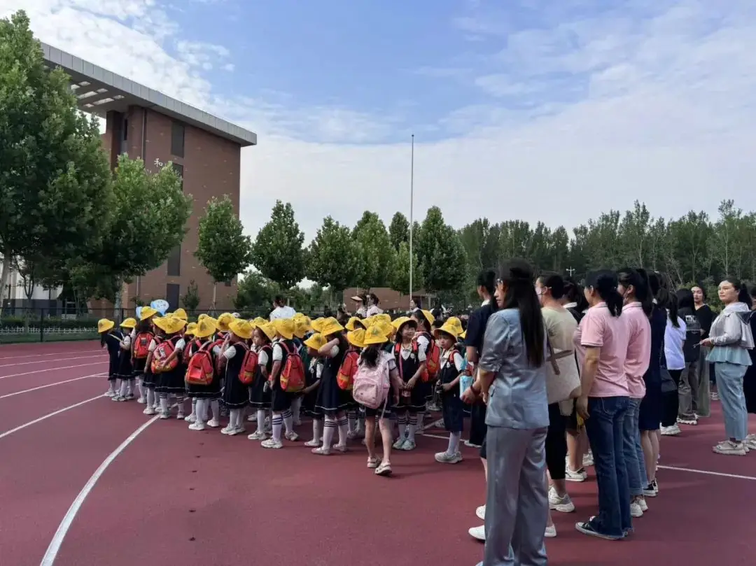 美好初夏,“幼”见小学——安阳高新区商颂小学迎接各幼儿园走进小学幼小衔接活动纪实 第7张 美好初夏,“幼”见小学——安阳高新区商颂小学迎接各幼儿园走进小学幼小衔接活动纪实 第7张