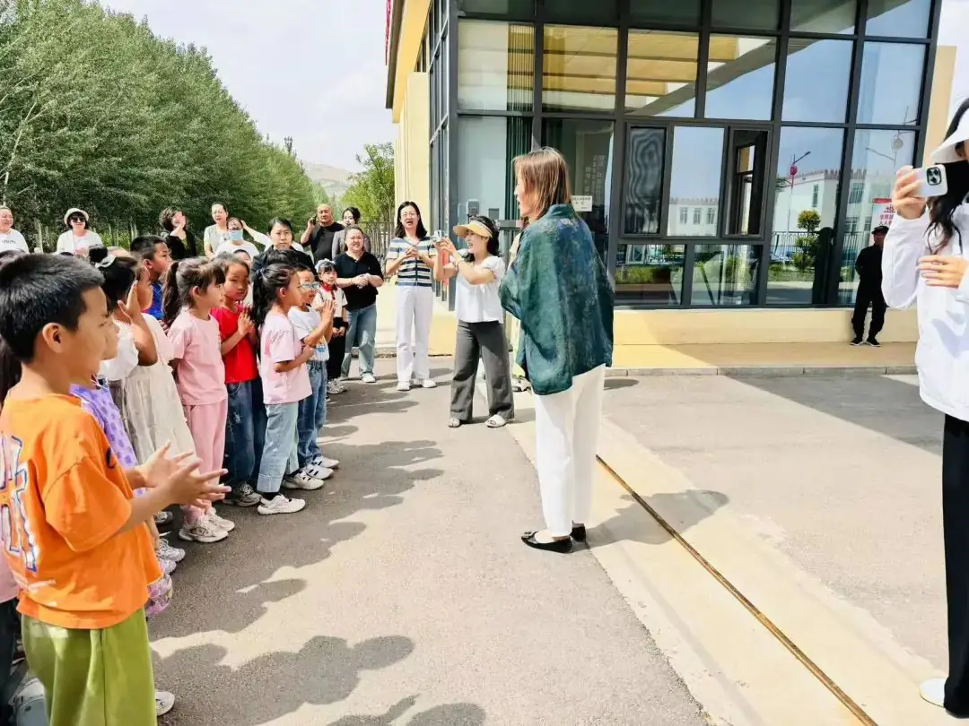 【学前教育宣传月】走进小学初体验 助力衔接促成长——乌拉特中旗第三幼儿园“幼小衔接”活动 走进第三小学 第5张