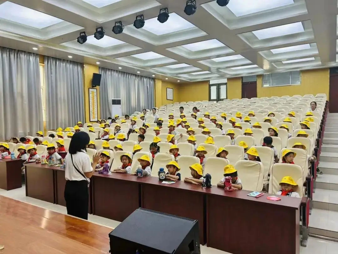【无棣县实验幼儿园分园】走进小学,乐享成长——大班幼儿参观第四实验小学纪实 第23张 【无棣县实验幼儿园分园】走进小学,乐享成长——大班幼儿参观第四实验小学纪实 第23张