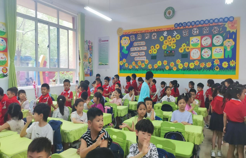 初识小学,快乐成长——项城市政和路幼儿园组织大班孩子参观政和路小学 第4张 初识小学,快乐成长——项城市政和路幼儿园组织大班孩子参观政和路小学 第4张