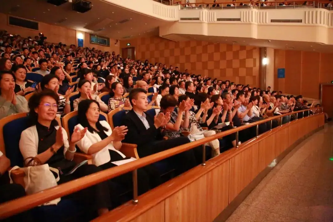 灯市口小学举行“逐光前行 扬帆远航”金帆合唱团二十周年专场音乐会暨灯市口小学建校160周年素质教育成果展示活动 第8张 灯市口小学举行“逐光前行 扬帆远航”金帆合唱团二十周年专场音乐会暨灯市口小学建校160周年素质教育成果展示活动 第8张