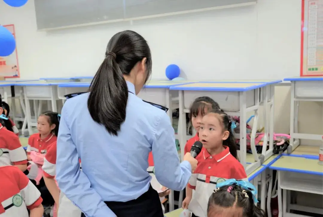 税润童心 筑梦未来——万盛小学税法进校园暨“六.一”游园嘉年华庆祝活动 第5张 税润童心 筑梦未来——万盛小学税法进校园暨“六.一”游园嘉年华庆祝活动 第5张