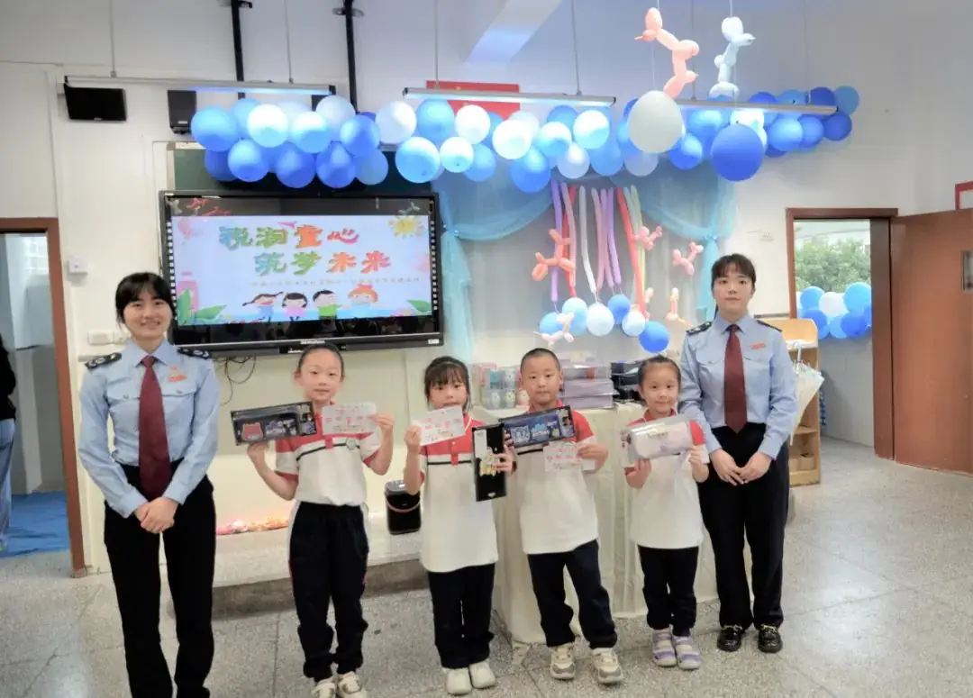 税润童心 筑梦未来——万盛小学税法进校园暨“六.一”游园嘉年华庆祝活动 第15张 税润童心 筑梦未来——万盛小学税法进校园暨“六.一”游园嘉年华庆祝活动 第15张