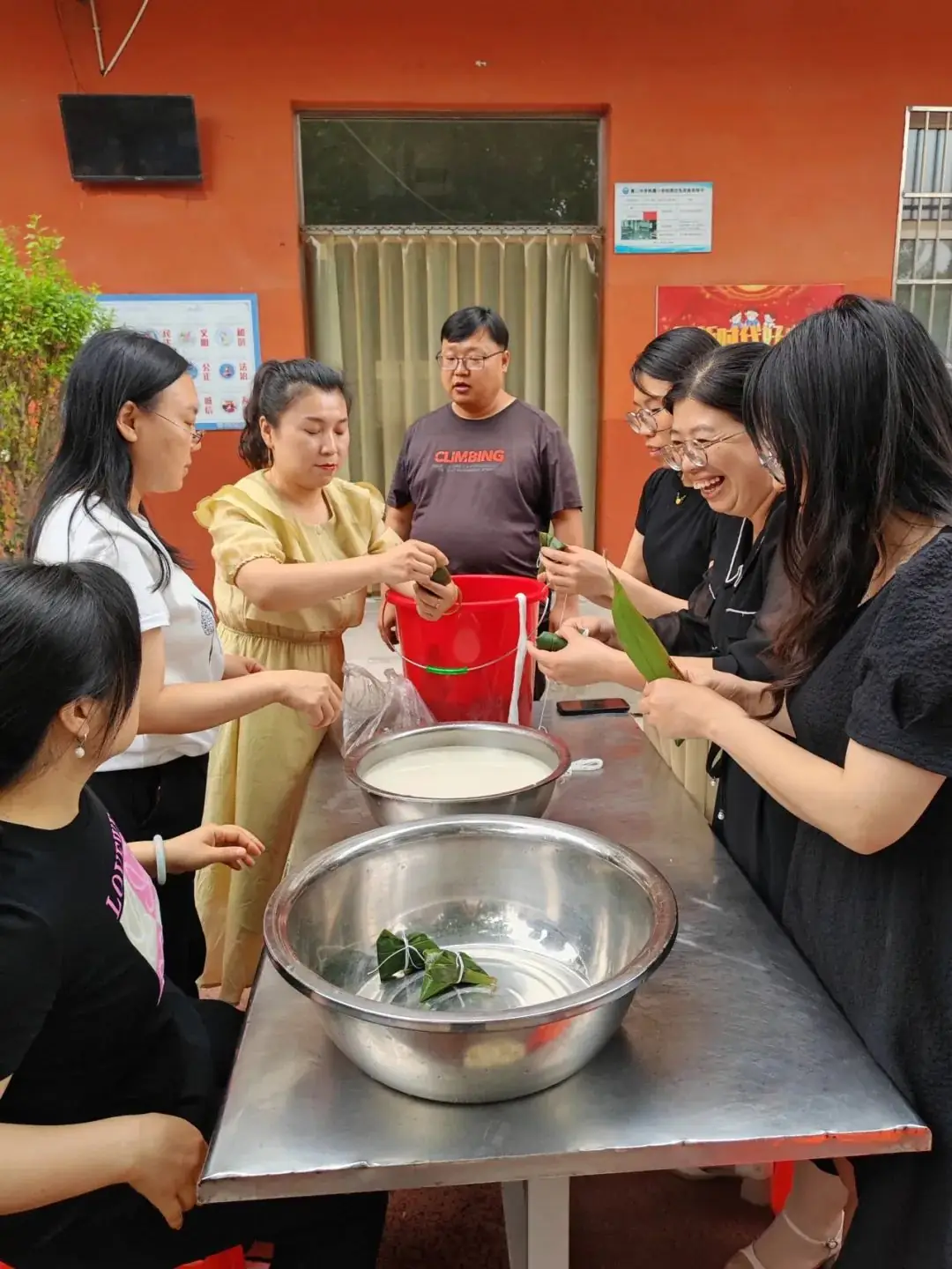 四型机关(学校)建设 || 沙河市第七小学“粽情端午 共言智善”教职工包粽子活动 第30张