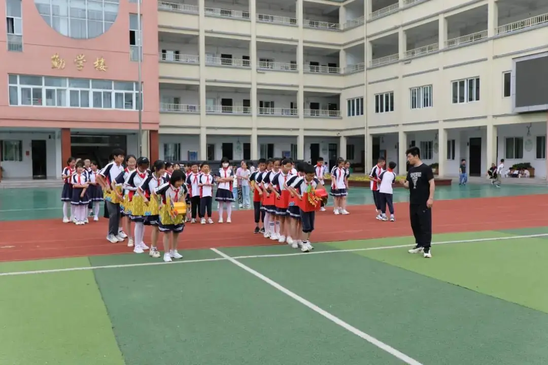 满满龙舟意 浓浓端午情——六安市城南小学举行“庆端午旱地赛龙舟”主题活动 第4张