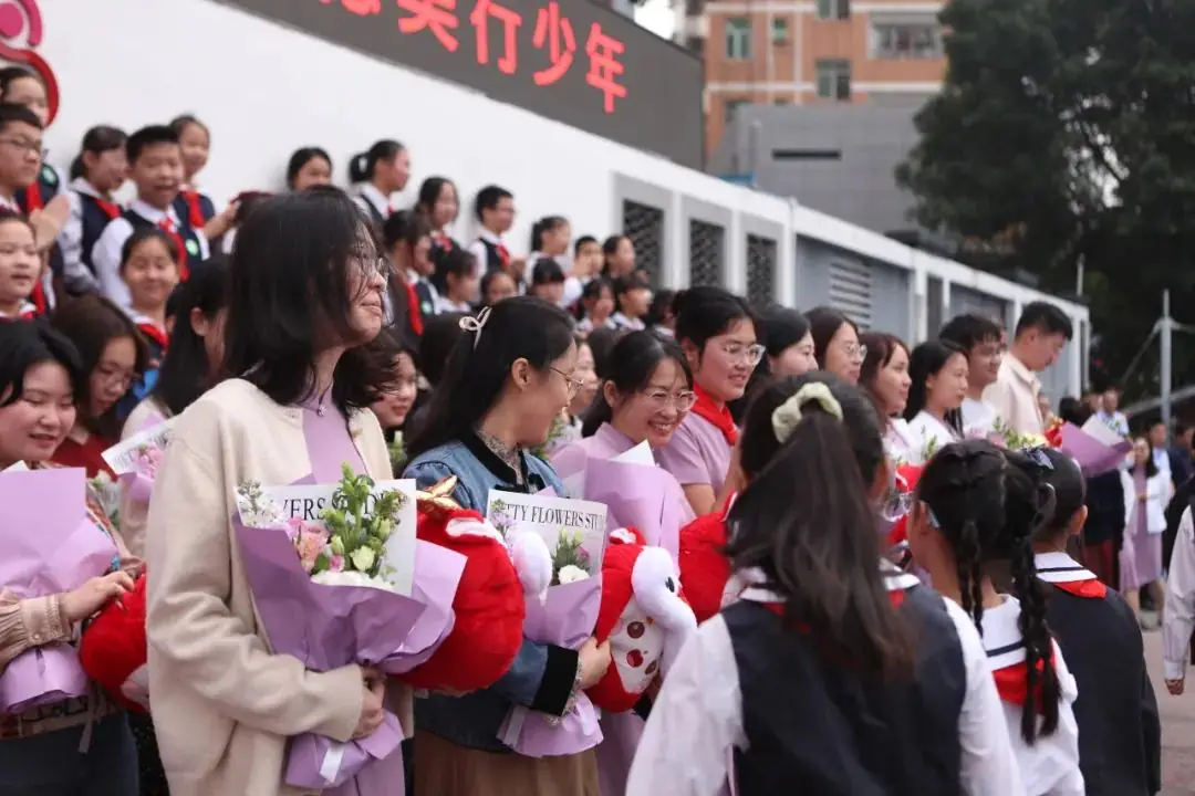 闪亮的日子 | 龙华中心小学“新百年 星教师”第八届班主任节 第10张 闪亮的日子 | 龙华中心小学“新百年 星教师”第八届班主任节 第10张