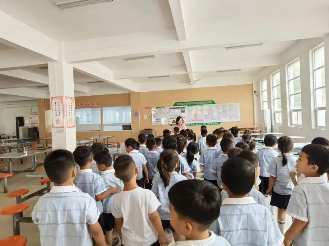 【初探小学 礼遇成长】何楼办事处中心幼儿园大班小朋友参观小学活动 第34张 【初探小学 礼遇成长】何楼办事处中心幼儿园大班小朋友参观小学活动 第34张