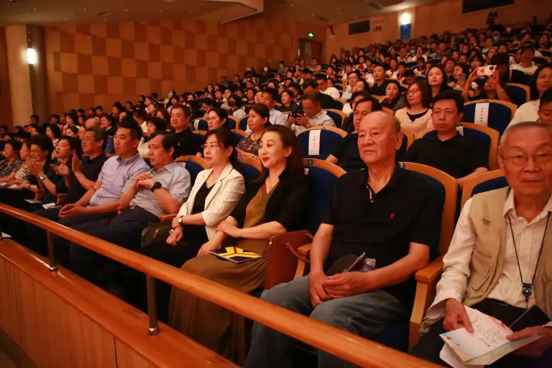 灯市口小学举行“逐光前行 扬帆远航”金帆合唱团二十周年专场音乐会暨灯市口小学建校160周年素质教育成果展示活动 第6张 灯市口小学举行“逐光前行 扬帆远航”金帆合唱团二十周年专场音乐会暨灯市口小学建校160周年素质教育成果展示活动 第6张