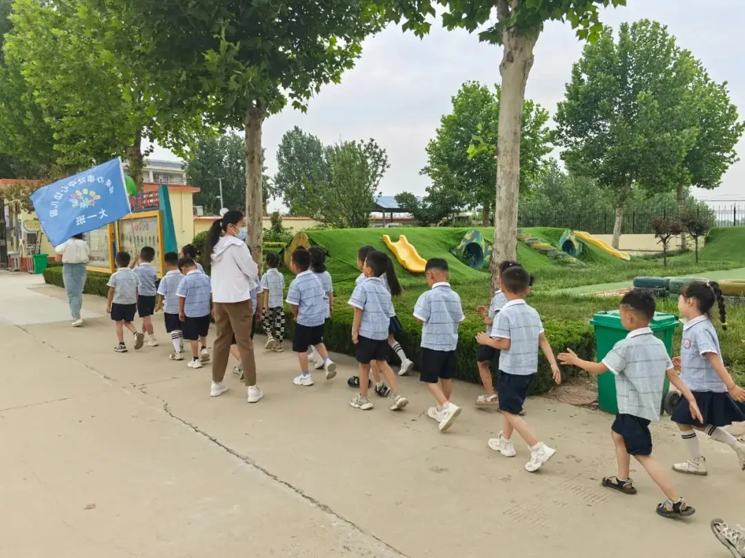 【初探小学 礼遇成长】何楼办事处中心幼儿园大班小朋友参观小学活动 第24张 【初探小学 礼遇成长】何楼办事处中心幼儿园大班小朋友参观小学活动 第24张