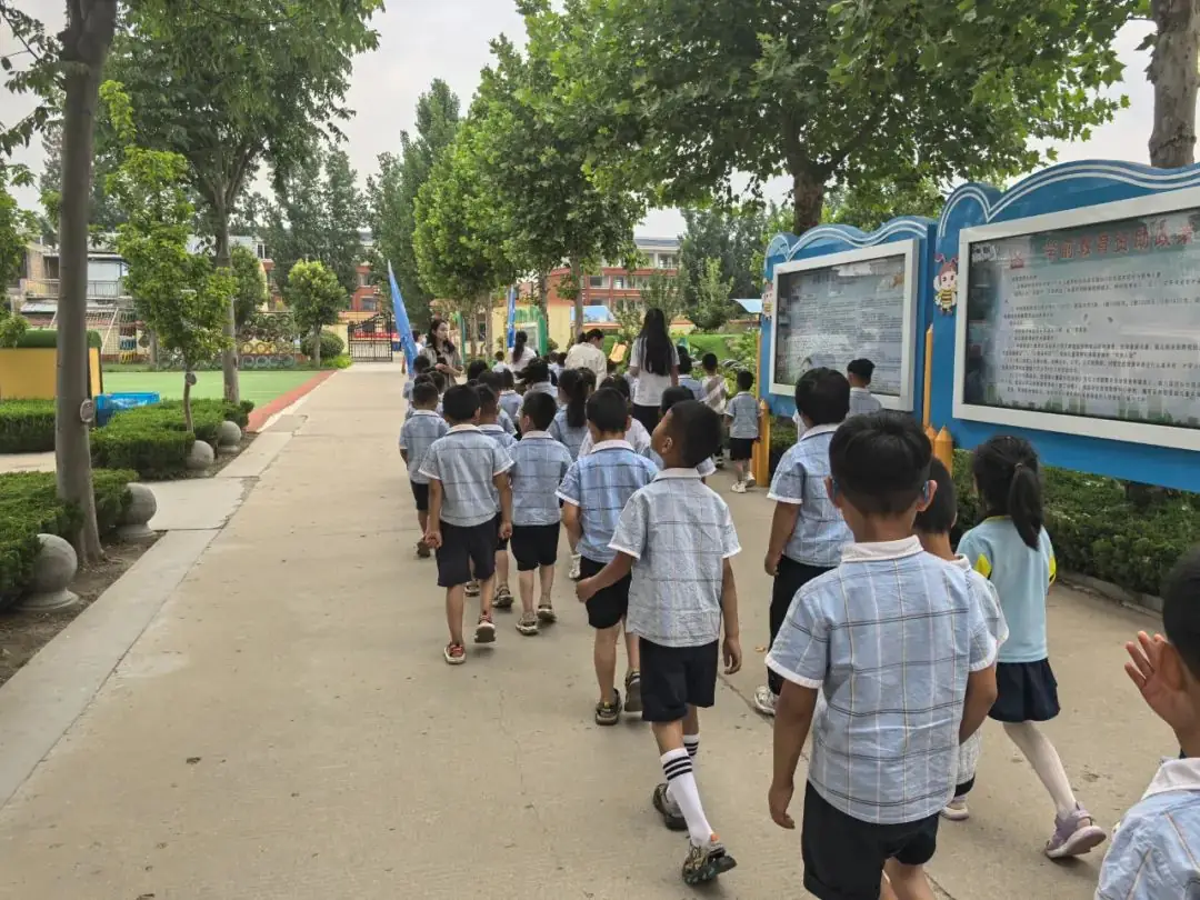【初探小学 礼遇成长】何楼办事处中心幼儿园大班小朋友参观小学活动 第23张 【初探小学 礼遇成长】何楼办事处中心幼儿园大班小朋友参观小学活动 第23张