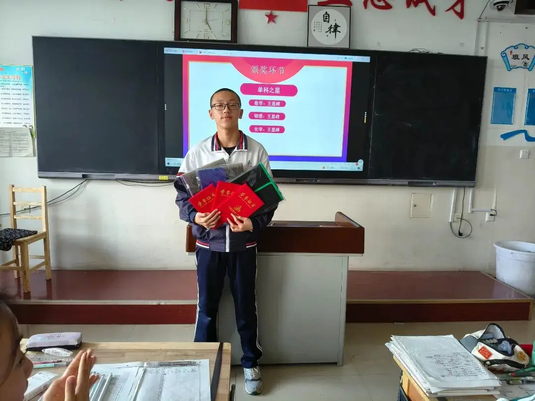 凝心聚力 冲刺中考——霍市一中2024届初三年级中考冲刺主题班会 第9张 凝心聚力 冲刺中考——霍市一中2024届初三年级中考冲刺主题班会 第9张