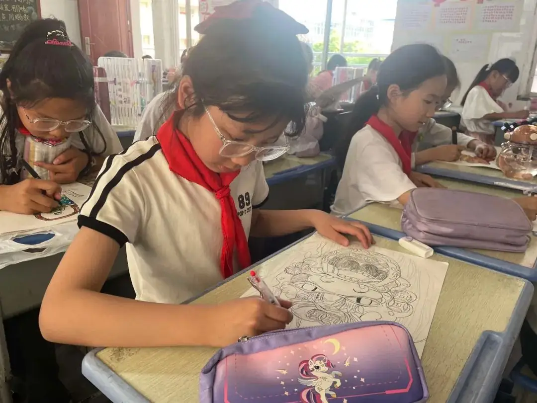 源汇区五一路小学:美术社团期末成果展示汇报 第22张 源汇区五一路小学:美术社团期末成果展示汇报 第22张