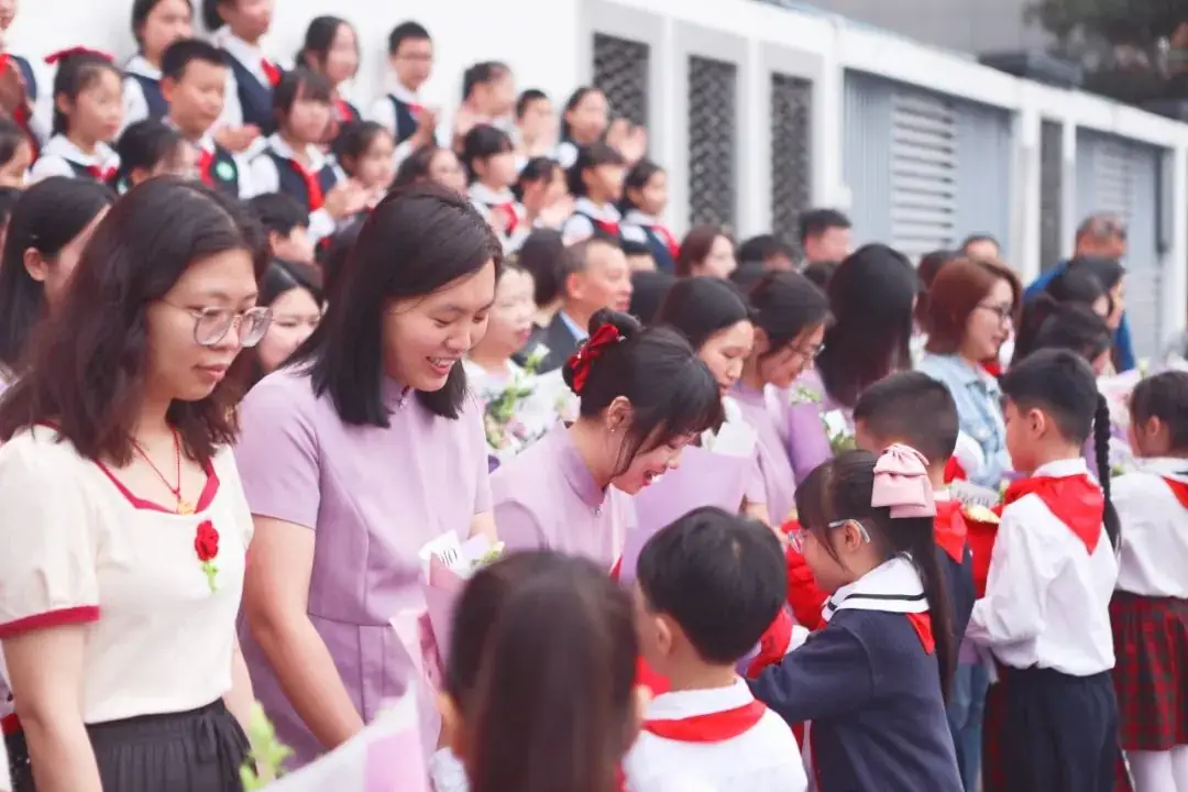 闪亮的日子 | 龙华中心小学“新百年 星教师”第八届班主任节 第9张 闪亮的日子 | 龙华中心小学“新百年 星教师”第八届班主任节 第9张