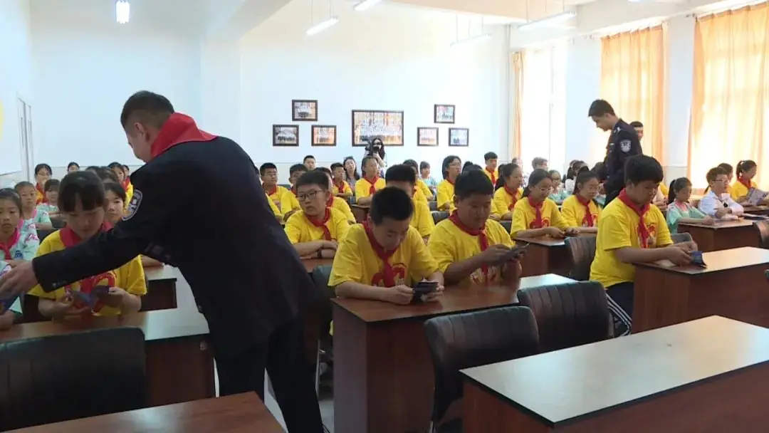 旗公安局联合第二民族小学开展铸牢中华民族共同体意识共建平安和谐校园暨警营文化进校园系列活动 第2张 旗公安局联合第二民族小学开展铸牢中华民族共同体意识共建平安和谐校园暨警营文化进校园系列活动 第2张