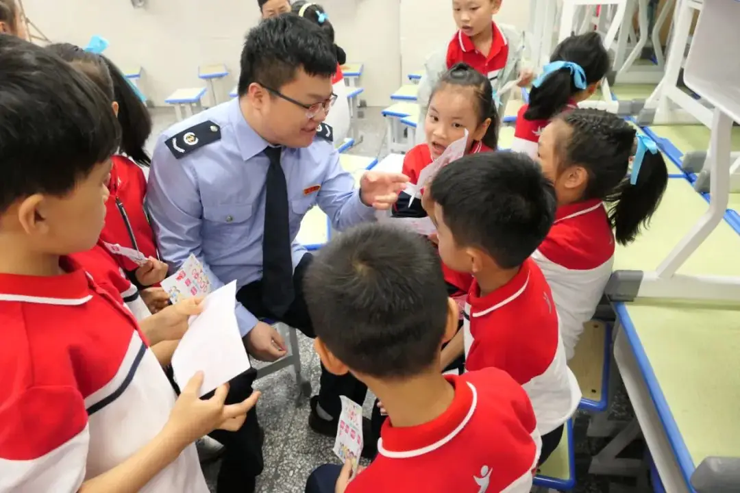 税润童心 筑梦未来——万盛小学税法进校园暨“六.一”游园嘉年华庆祝活动 第6张 税润童心 筑梦未来——万盛小学税法进校园暨“六.一”游园嘉年华庆祝活动 第6张