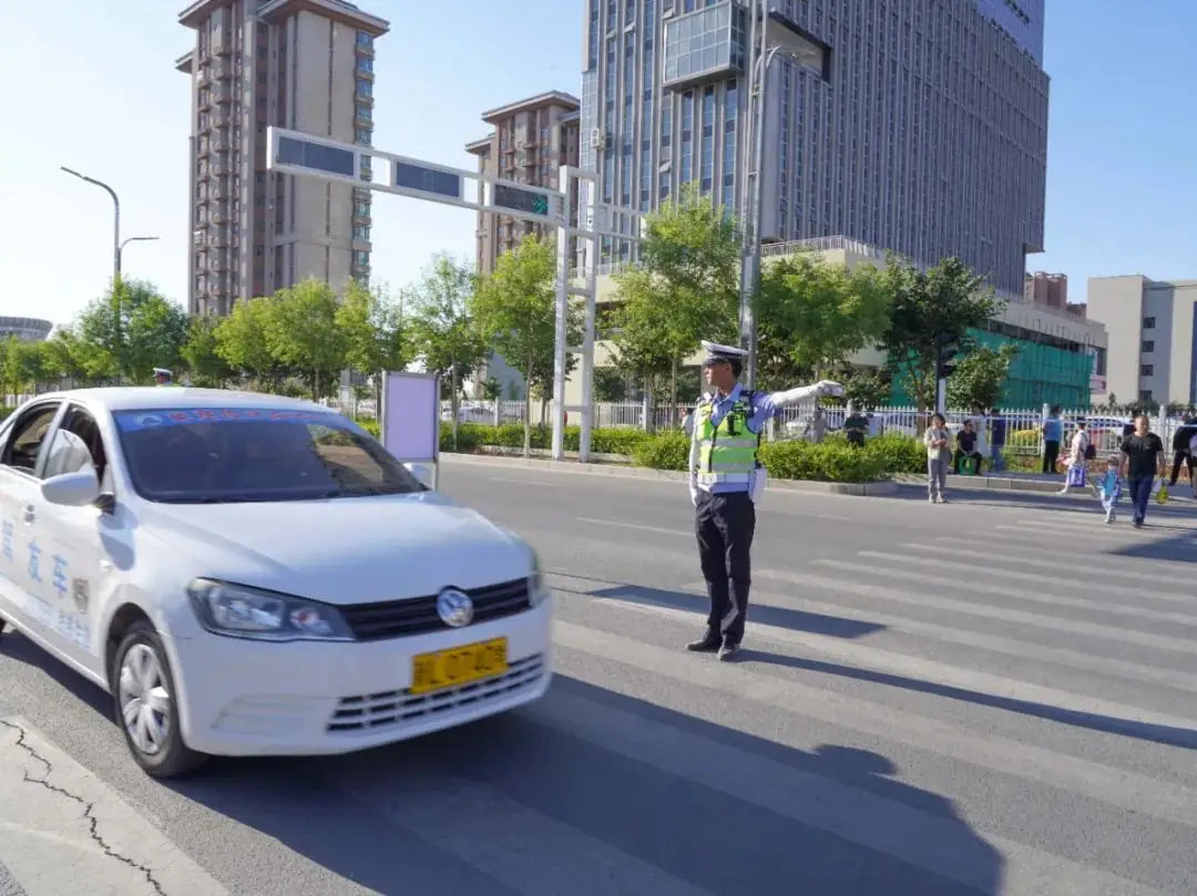 高考临近 哈密公安全力为高考学子护航! 第8张 高考临近 哈密公安全力为高考学子护航! 第8张