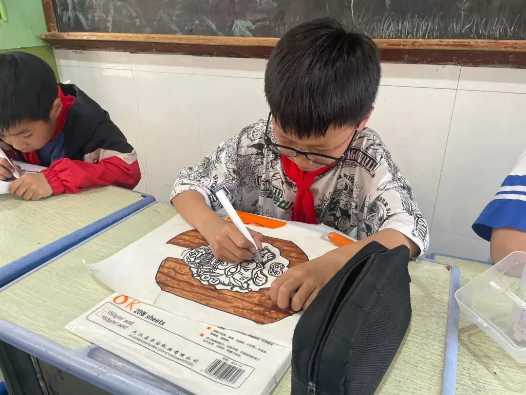 源汇区五一路小学:美术社团期末成果展示汇报 第19张 源汇区五一路小学:美术社团期末成果展示汇报 第19张