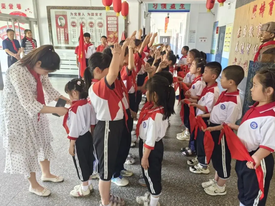 与雷锋同行 让梦想飞扬--凌海市雷锋小学少先队入队仪式 第15张 与雷锋同行 让梦想飞扬--凌海市雷锋小学少先队入队仪式 第15张