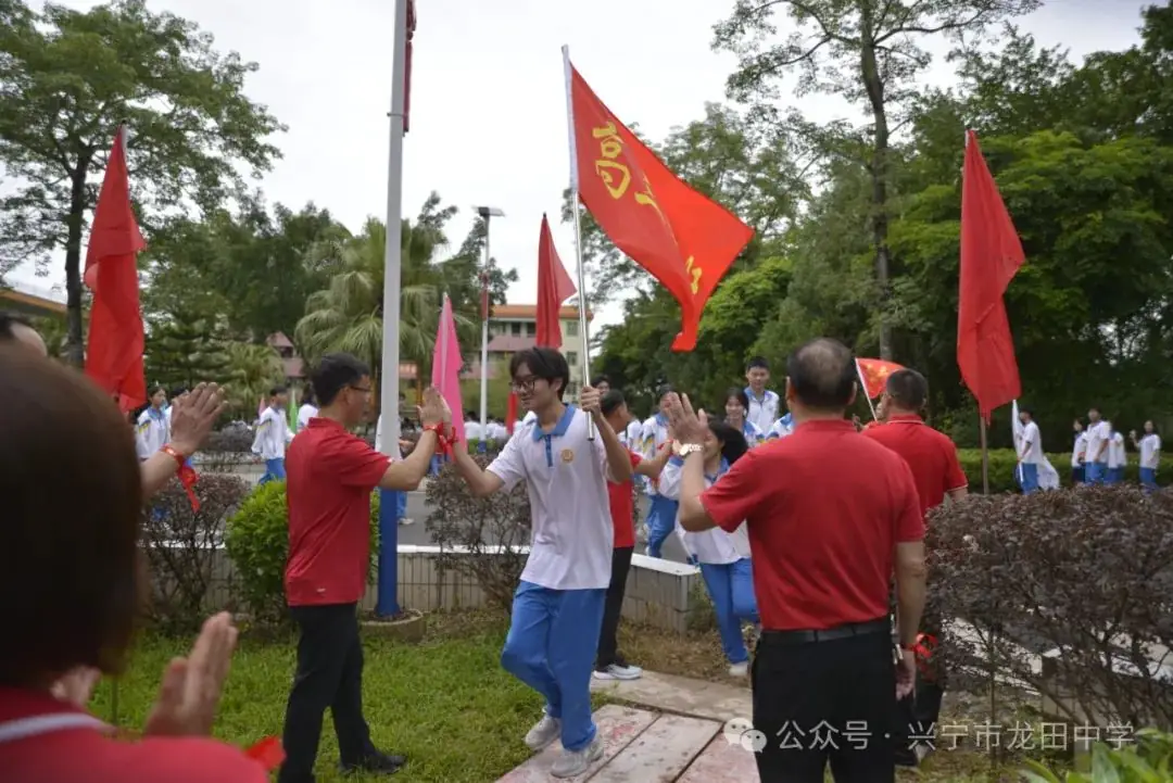 剑指高考 载梦出征——兴宁市龙田中学2024年高考出征仪式 第37张 剑指高考 载梦出征——兴宁市龙田中学2024年高考出征仪式 第37张