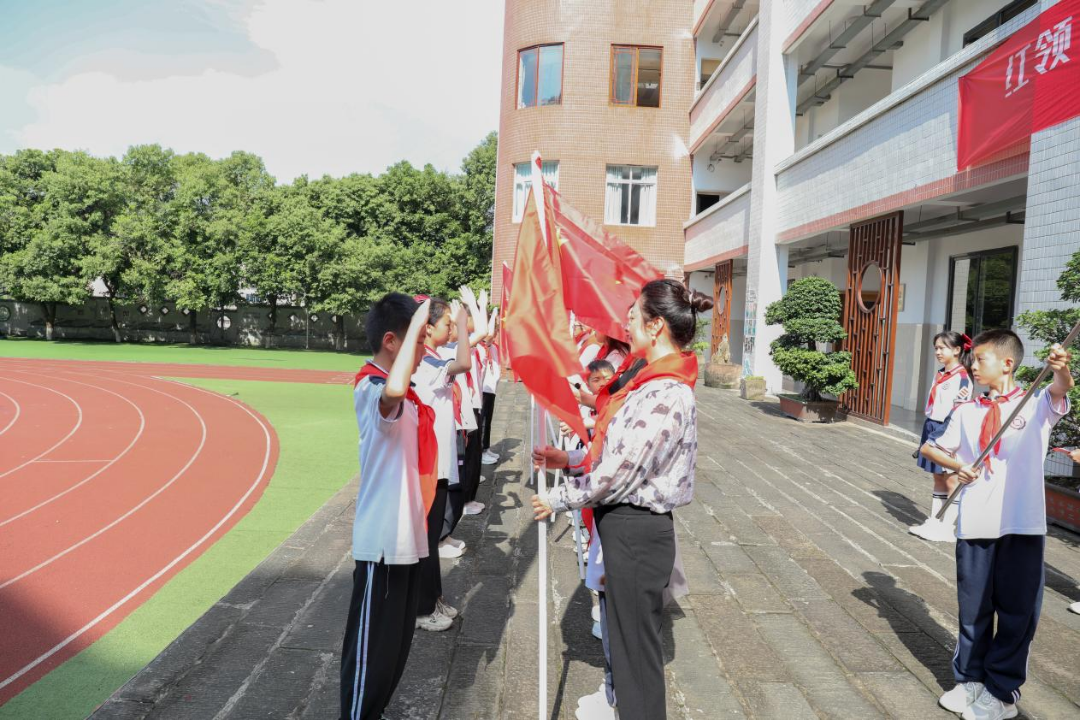 红领巾 爱祖国——福建小学2024年春新队员入队仪式 第13张 红领巾 爱祖国——福建小学2024年春新队员入队仪式 第13张