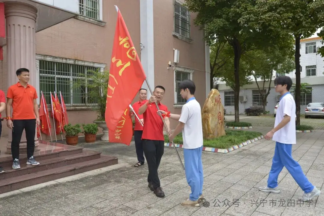 剑指高考 载梦出征——兴宁市龙田中学2024年高考出征仪式 第20张 剑指高考 载梦出征——兴宁市龙田中学2024年高考出征仪式 第20张