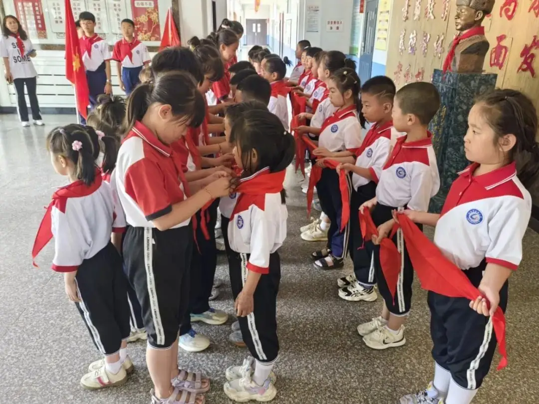 与雷锋同行 让梦想飞扬--凌海市雷锋小学少先队入队仪式 第14张 与雷锋同行 让梦想飞扬--凌海市雷锋小学少先队入队仪式 第14张