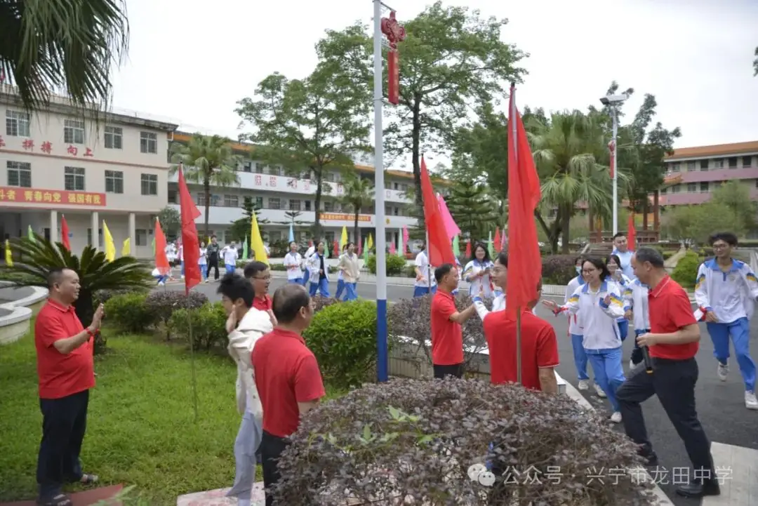 剑指高考 载梦出征——兴宁市龙田中学2024年高考出征仪式 第38张 剑指高考 载梦出征——兴宁市龙田中学2024年高考出征仪式 第38张