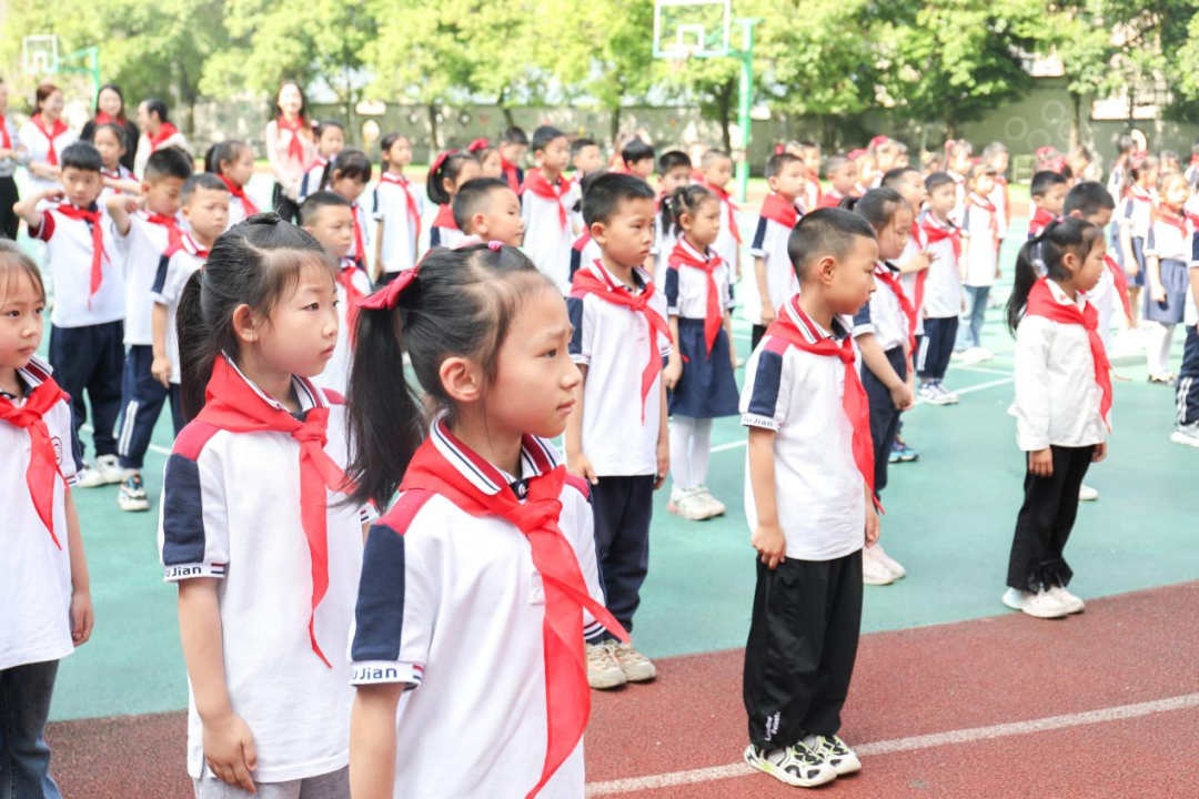 红领巾 爱祖国——福建小学2024年春新队员入队仪式 第11张 红领巾 爱祖国——福建小学2024年春新队员入队仪式 第11张