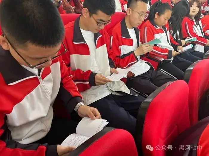 诚信之光 照亮高考之路——黑河七中开展2024年高考考风考纪诚信教育 第3张 诚信之光 照亮高考之路——黑河七中开展2024年高考考风考纪诚信教育 第3张