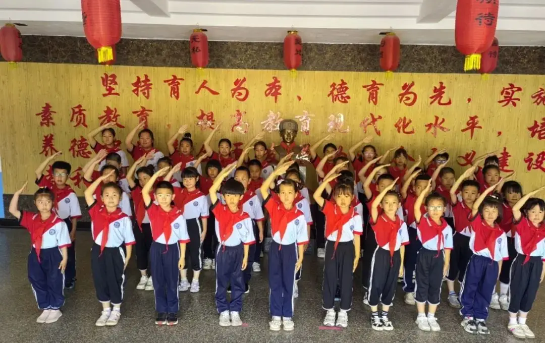 与雷锋同行 让梦想飞扬--凌海市雷锋小学少先队入队仪式 第21张 与雷锋同行 让梦想飞扬--凌海市雷锋小学少先队入队仪式 第21张