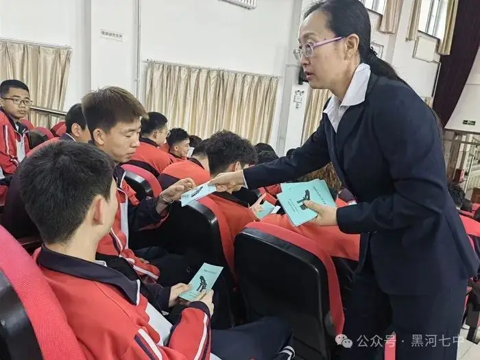 诚信之光 照亮高考之路——黑河七中开展2024年高考考风考纪诚信教育 第2张 诚信之光 照亮高考之路——黑河七中开展2024年高考考风考纪诚信教育 第2张