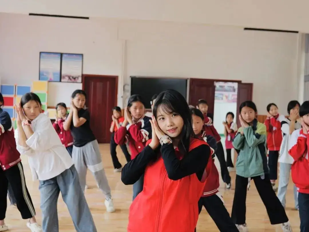 上海局赴贵州永乐小学开展“朝阳助学”活动-第18张图片-四季读书网 上海局赴贵州永乐小学开展“朝阳助学”活动-第18张图片-四季读书网