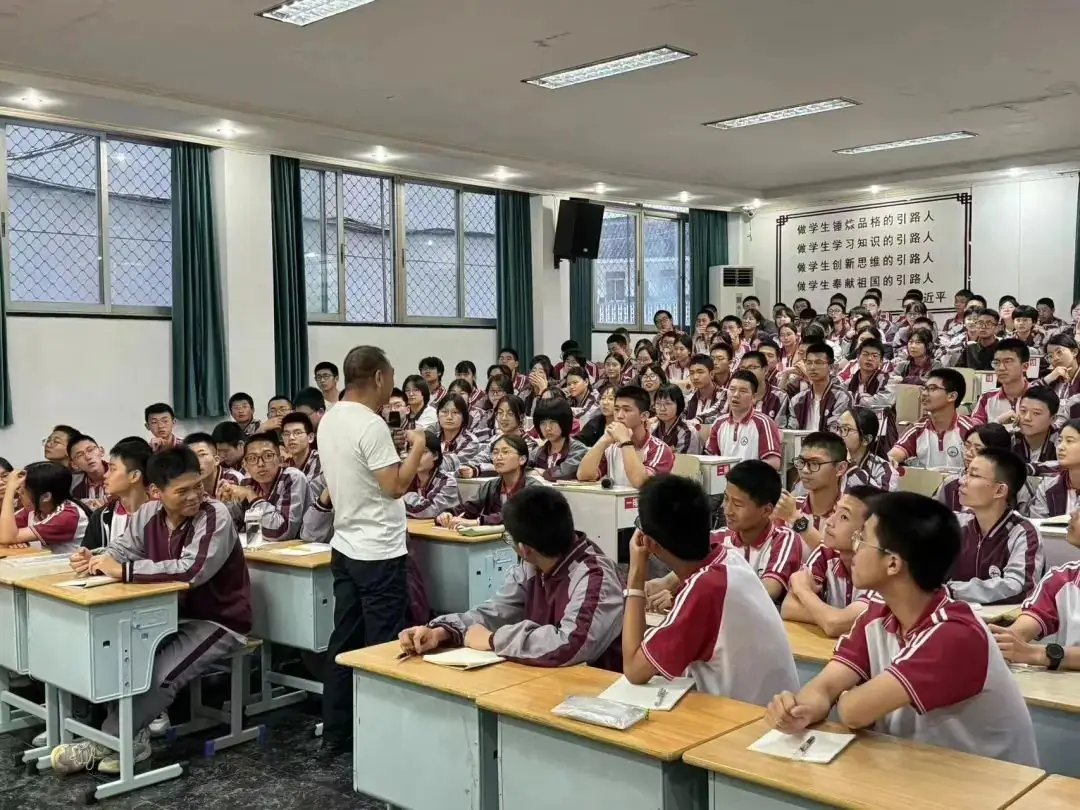 名师领航 助力中考 | 临海市初中语文教研员周选杰老师莅临我校作中考作文专题讲座 第13张 名师领航 助力中考 | 临海市初中语文教研员周选杰老师莅临我校作中考作文专题讲座 第13张