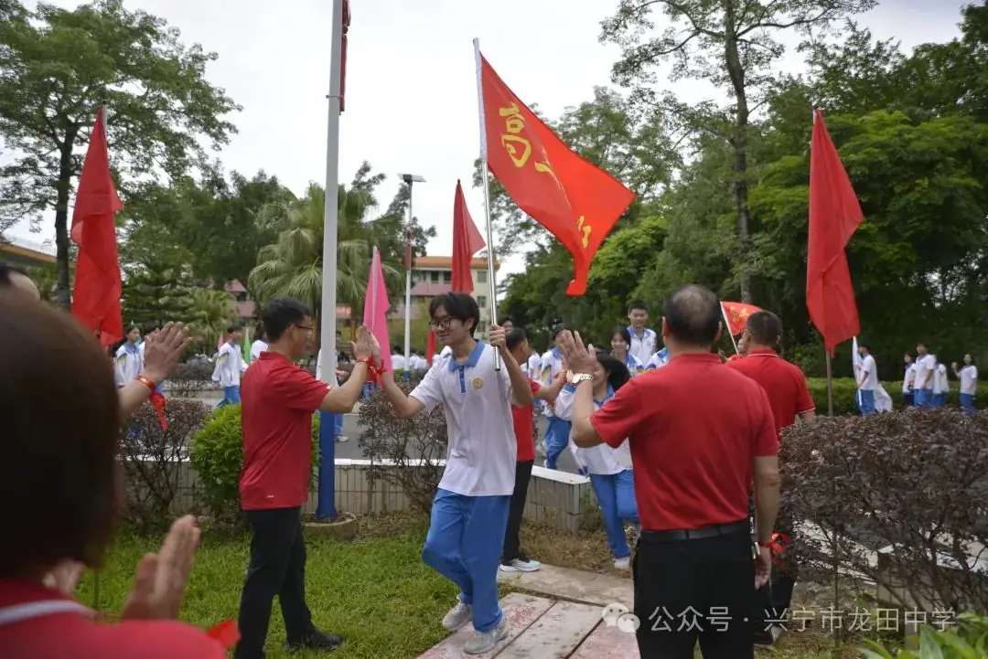 剑指高考 载梦出征——兴宁市龙田中学2024年高考出征仪式 第35张 剑指高考 载梦出征——兴宁市龙田中学2024年高考出征仪式 第35张