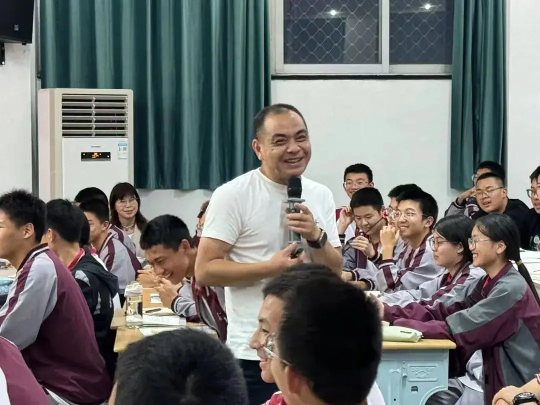 名师领航 助力中考 | 临海市初中语文教研员周选杰老师莅临我校作中考作文专题讲座 第8张 名师领航 助力中考 | 临海市初中语文教研员周选杰老师莅临我校作中考作文专题讲座 第8张