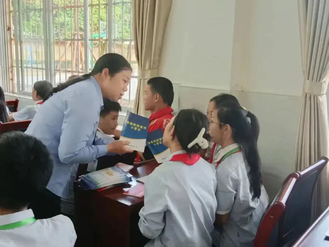 关爱明天 普法先行——港口区第一小学开展法治宣传教育活动 第6张 关爱明天 普法先行——港口区第一小学开展法治宣传教育活动 第6张