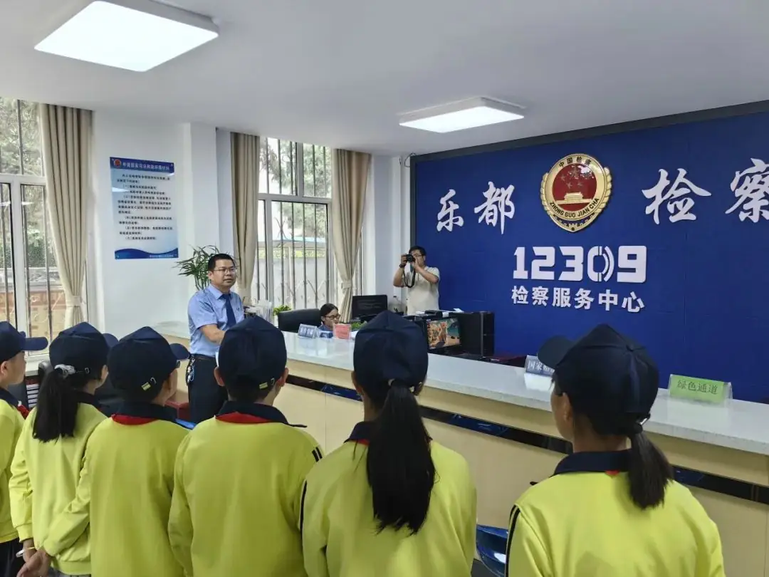 古城大街小学部分师生参加区检察院“检察开放日”活动 第5张 古城大街小学部分师生参加区检察院“检察开放日”活动 第5张