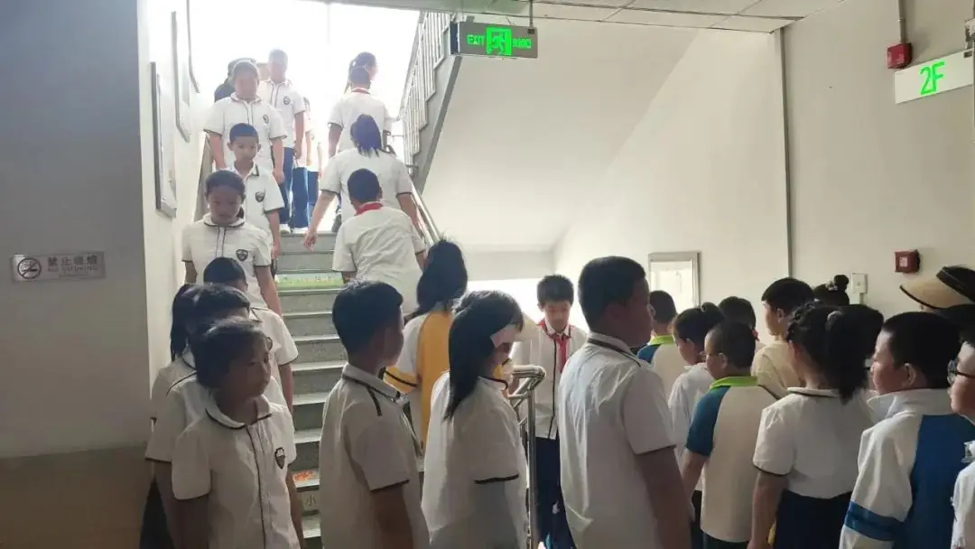 以演筑防 安全“童”行 ---金州区石河小学防踩踏疏散演练 第13张 以演筑防 安全“童”行 ---金州区石河小学防踩踏疏散演练 第13张
