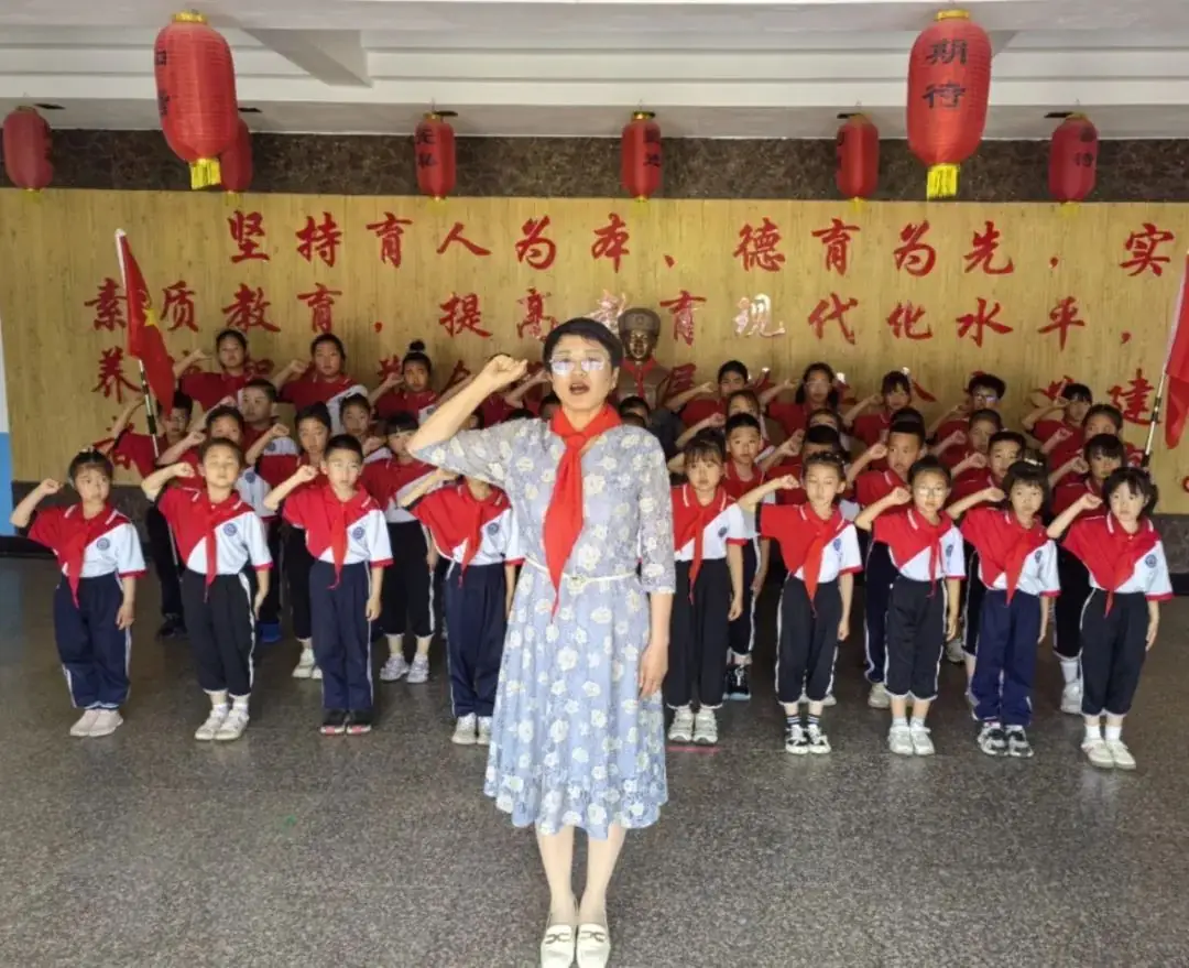 与雷锋同行 让梦想飞扬--凌海市雷锋小学少先队入队仪式 第20张 与雷锋同行 让梦想飞扬--凌海市雷锋小学少先队入队仪式 第20张
