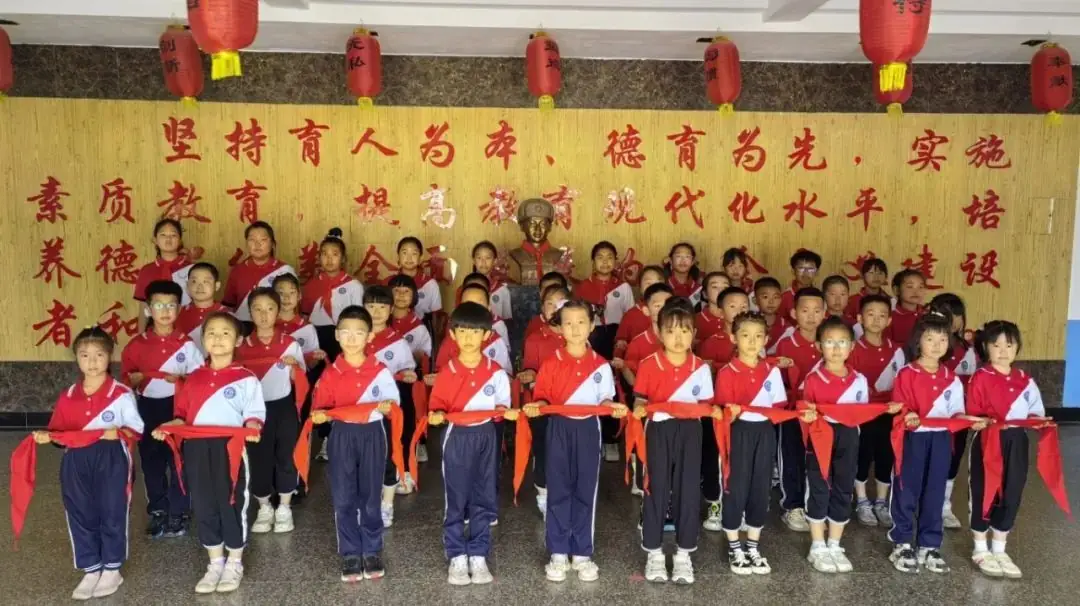 与雷锋同行 让梦想飞扬--凌海市雷锋小学少先队入队仪式 第8张 与雷锋同行 让梦想飞扬--凌海市雷锋小学少先队入队仪式 第8张
