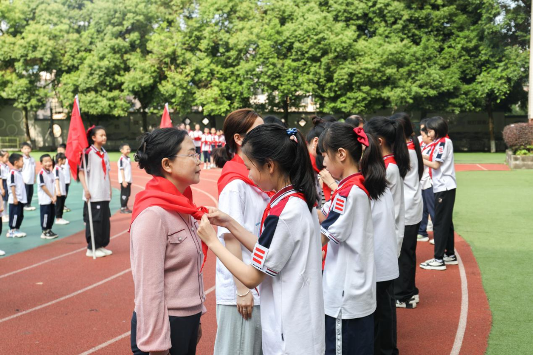 红领巾 爱祖国——福建小学2024年春新队员入队仪式 第7张 红领巾 爱祖国——福建小学2024年春新队员入队仪式 第7张