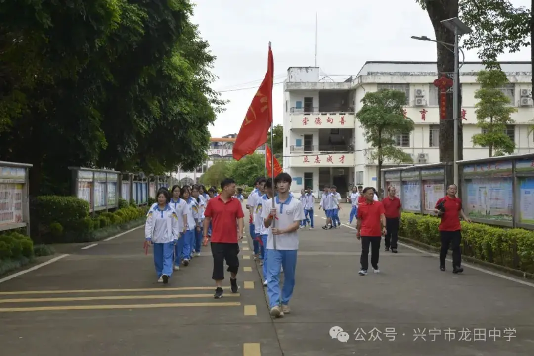 剑指高考 载梦出征——兴宁市龙田中学2024年高考出征仪式 第31张 剑指高考 载梦出征——兴宁市龙田中学2024年高考出征仪式 第31张