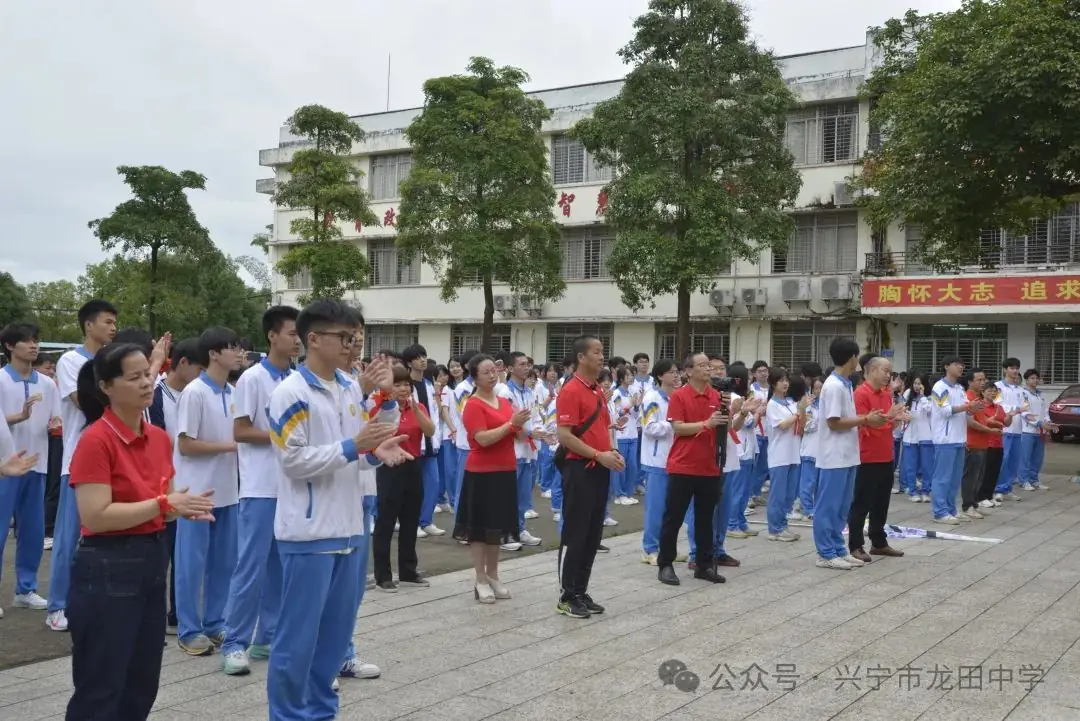 剑指高考 载梦出征——兴宁市龙田中学2024年高考出征仪式 第4张 剑指高考 载梦出征——兴宁市龙田中学2024年高考出征仪式 第4张