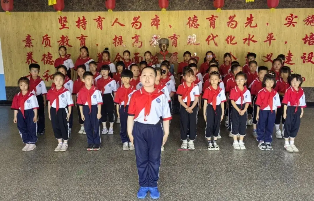 与雷锋同行 让梦想飞扬--凌海市雷锋小学少先队入队仪式 第16张 与雷锋同行 让梦想飞扬--凌海市雷锋小学少先队入队仪式 第16张