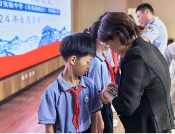 亮相!华英路小学首批校园少年警队队员“入列” 第13张
