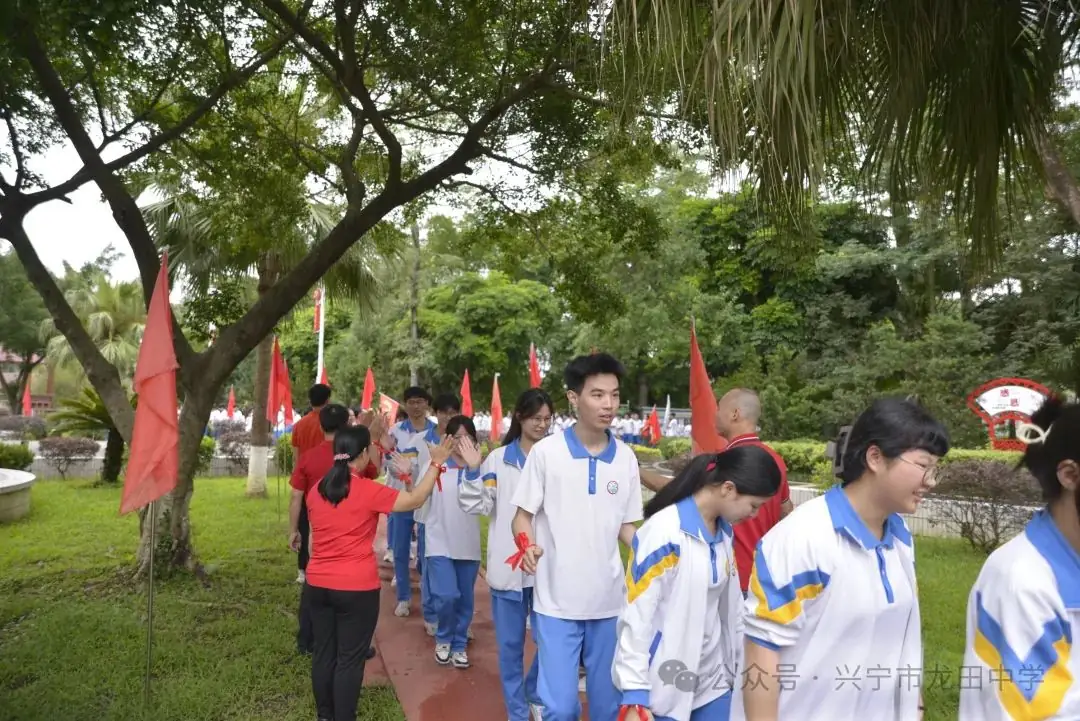 剑指高考 载梦出征——兴宁市龙田中学2024年高考出征仪式 第34张 剑指高考 载梦出征——兴宁市龙田中学2024年高考出征仪式 第34张